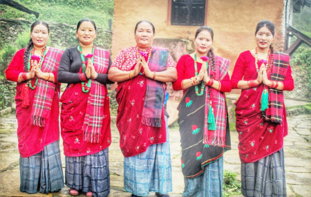 पाहुनाको स्वागत गर्दै याङ्जाकोटका महिला। तस्बिरः सेतोपाटी